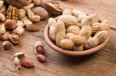 fıstık ben ahşap bir masa üzerinde