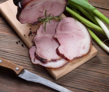 Ahşap arka plan üzerinde jambon füme