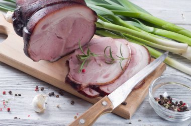 Ahşap arka plan üzerinde jambon füme