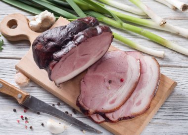 Ahşap arka plan üzerinde jambon füme