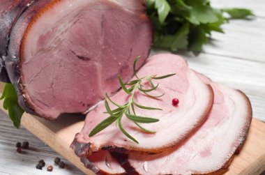 Ahşap arka plan üzerinde jambon füme