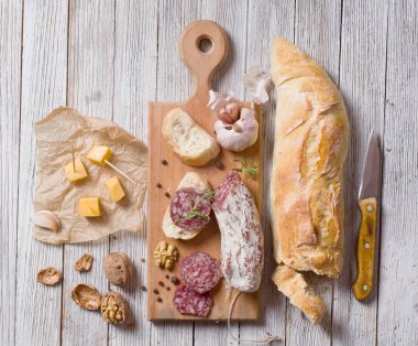 İtalyan salamı ahşap bir masaya dilimlenmiş
