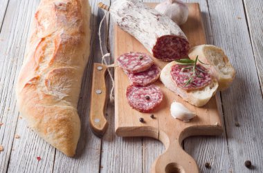 İtalyan salamı ahşap bir masaya dilimlenmiş
