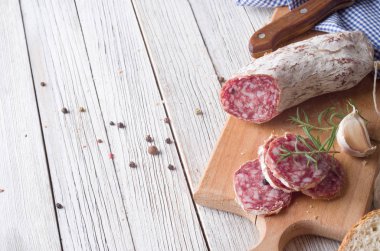 Dilimlenmiş İtalyan salamı dilimlenmiş İtalyan salamı ahşap bir masa üzerinde