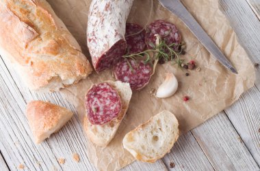 İtalyan salamı ahşap bir masaya dilimlenmiş