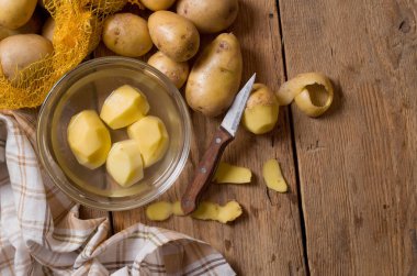 İtalyan salamı ahşap bir masaya dilimlenmiş