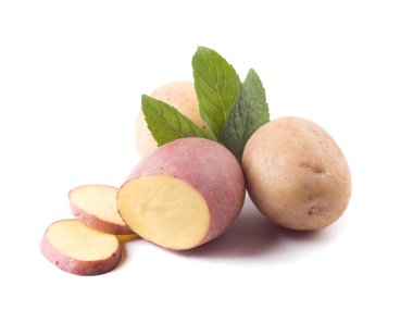  Beyaz arkaplanda izole edilmiş patates