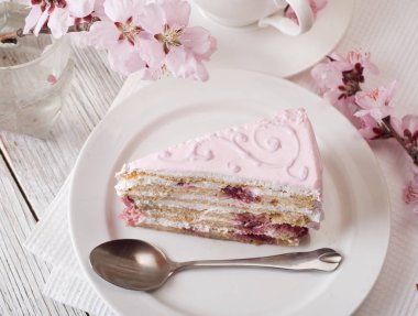 Pembe pasta plaka üzerinde