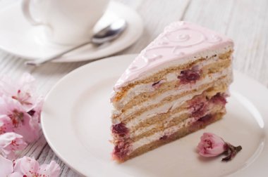 Pembe pasta plaka üzerinde