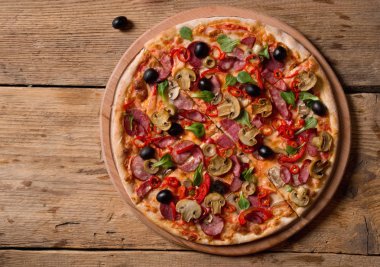 ahşap üzerine taze pizza