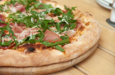 Prosciutto roka ve parmesan üstten görünüm pizza. İtalyan mutfağı.