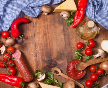 Ahşap tahta üzerinde Pizza için malzemeler