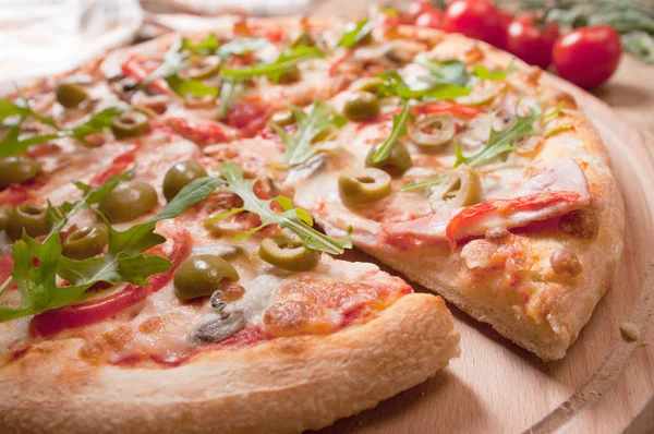 Roka Domates Pizza Ahşap Tahta Üzerinde Dilimlenmiş — Stok fotoğraf