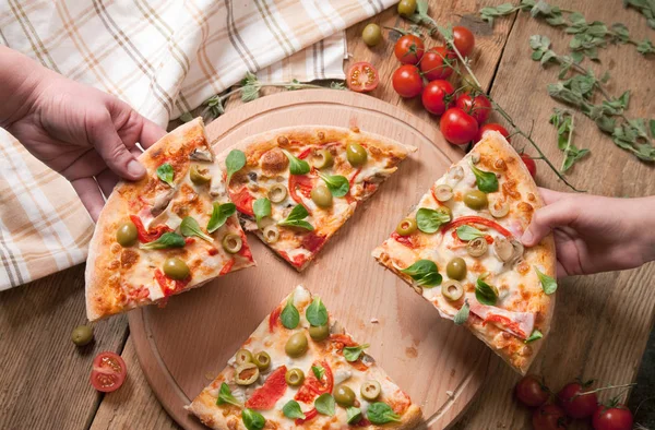 Mãos Que Tomam Partes Pizza — Fotografia de Stock