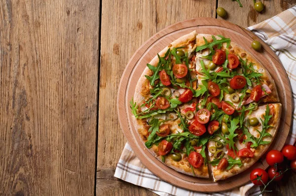 Pizza Rodajas Con Rúcula Tomates Cherry Sobre Tabla Madera —  Fotos de Stock