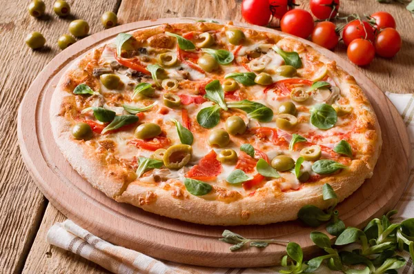 Čerstvá Pizza Dřevě — Stock fotografie