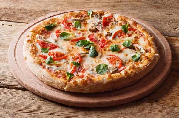 ahşap üzerine taze pizza