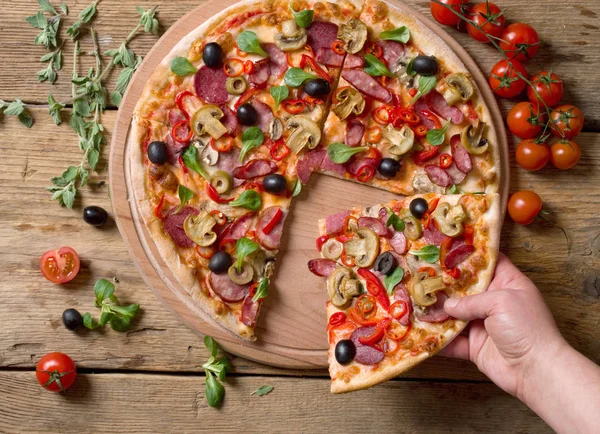 Hand Nemen Sneden Pizza — Stockfoto