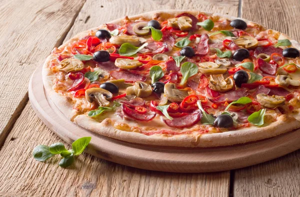 Frische Pizza Auf Holz — Stockfoto