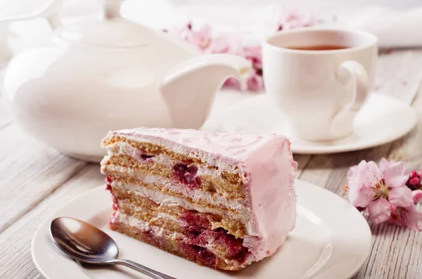 Rosa Kuchen Auf Dem Teller — Stockfoto