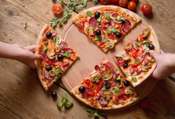 Handen Nemen Van Segmenten Van Pizza — Stockfoto