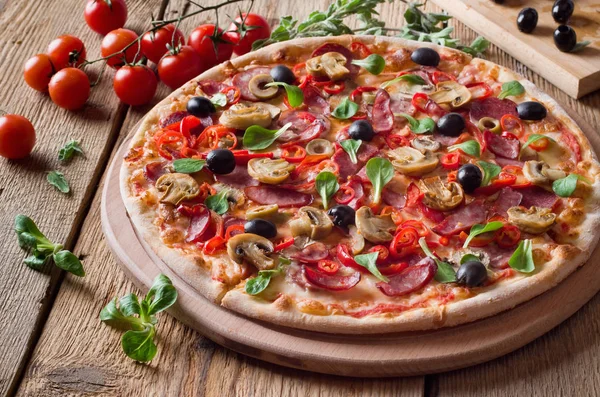 Pizza Fresca Sobre Madera —  Fotos de Stock