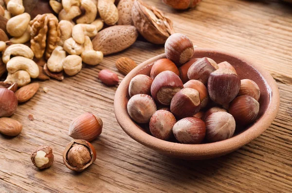 Ahşap bir arka planda fındıklar