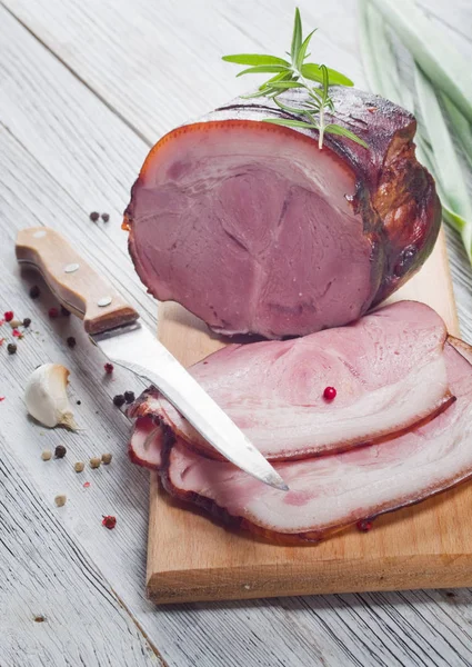 Gerookte Ham Houten Achtergrond — Stockfoto