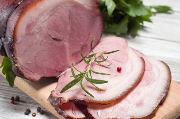 Ahşap arka plan üzerinde jambon füme