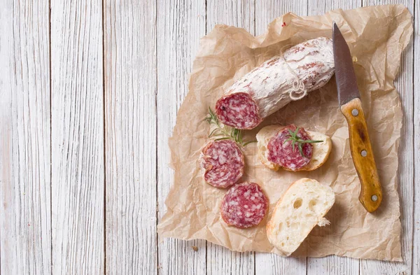 Skivad Italiensk Salami Ett Träbord — Stockfoto