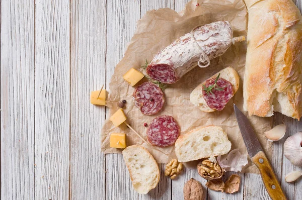 İtalyan salamı ahşap bir masaya dilimlenmiş