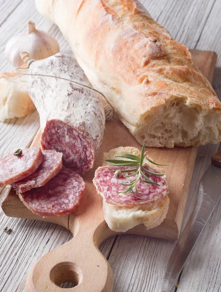 Skivad Italiensk Salami Ett Träbord — Stockfoto