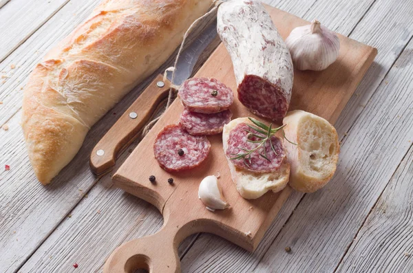 Geschnittene Italienische Salami Auf Einem Holztisch — Stockfoto