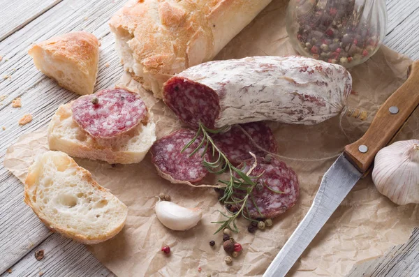 İtalyan salamı ahşap bir masaya dilimlenmiş