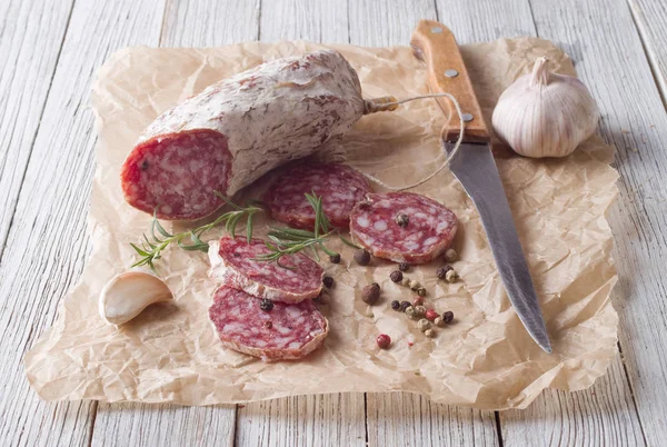 Italiaanse Salami Gesneden Een Houten Tafel — Stockfoto