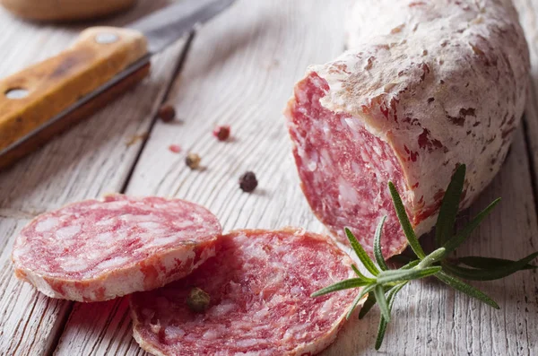 Skivad Italiensk Salami Ett Träbord — Stockfoto