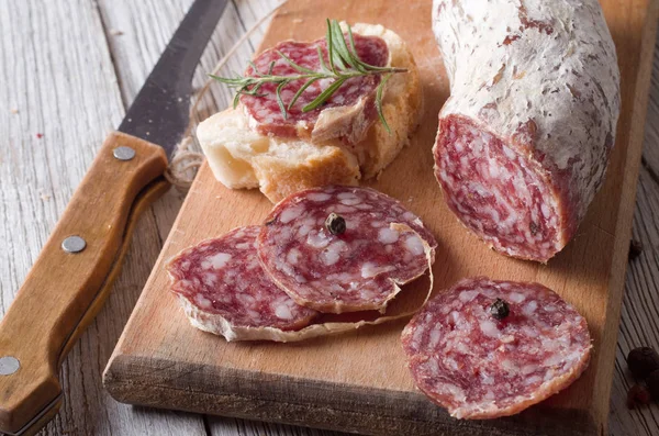 Skivad Italiensk Salami Ett Träbord — Stockfoto