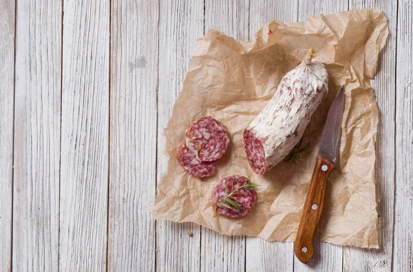 Italiaanse Salami Gesneden Een Houten Tafel — Stockfoto