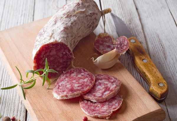 Italiaanse Salami Gesneden Een Houten Tafel — Stockfoto