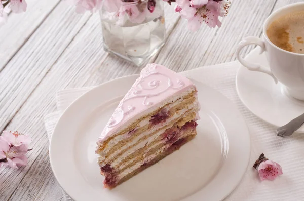 Розовый Торт Тарелке — стоковое фото