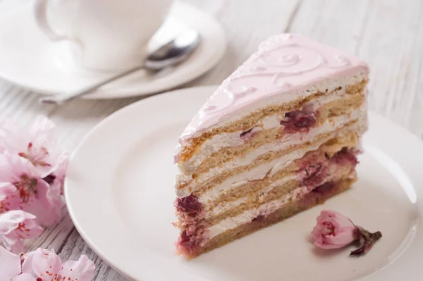 盘子上的粉红色蛋糕 — 图库照片