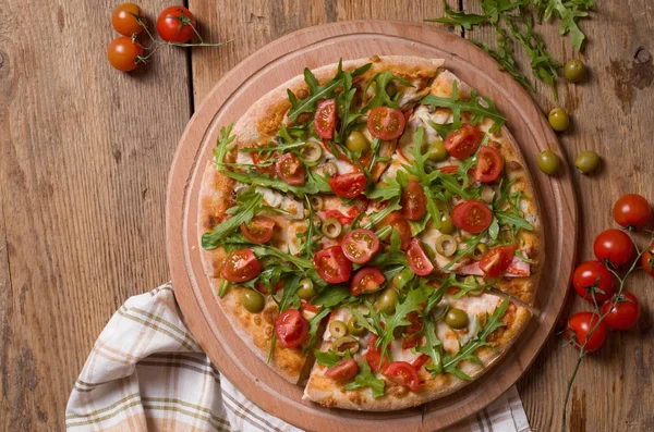 Pizza Fatiada Com Arugula Tomate Cereja Tábua Madeira — Fotografia de Stock