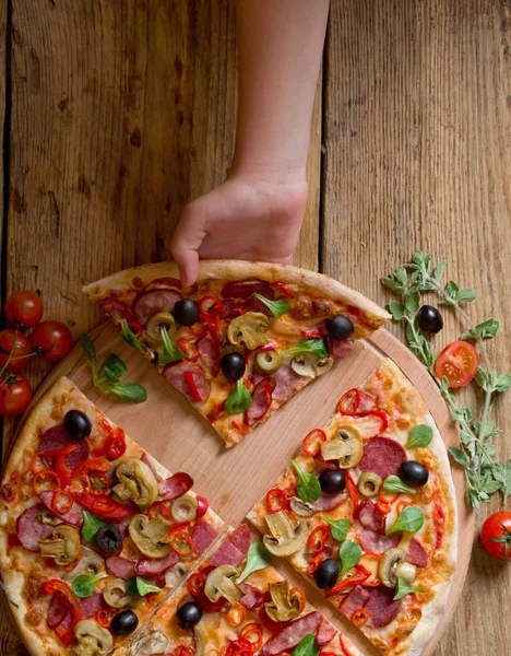 Hand Nemen Sneden Pizza — Stockfoto