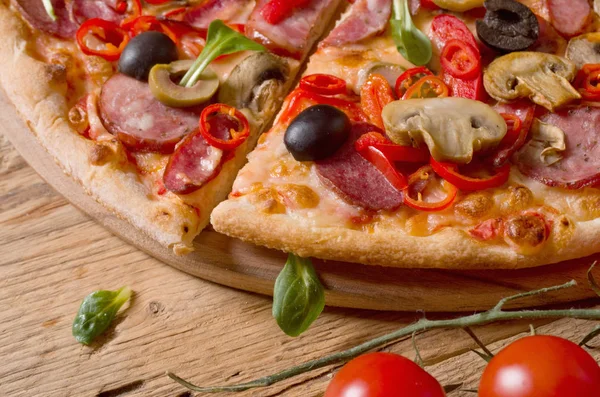 Frische Pizza Auf Holz — Stockfoto