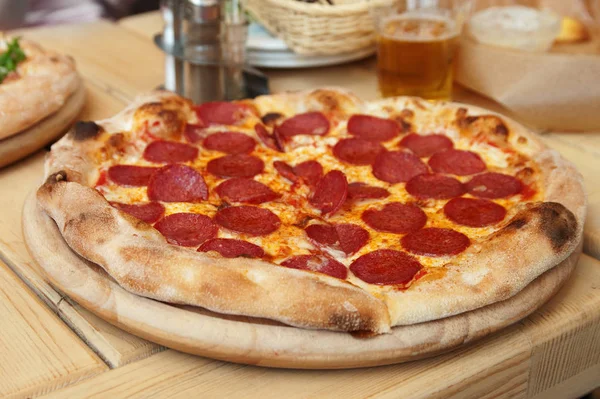 美味的意大利香肠比萨在木材背景 — 图库照片
