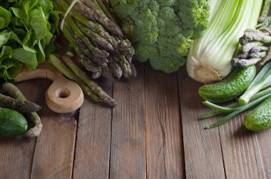 Tahta masada taze yeşil sebzeler