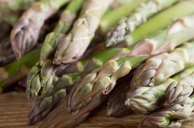 ahşap zemin üzerinde kuşkonmaz