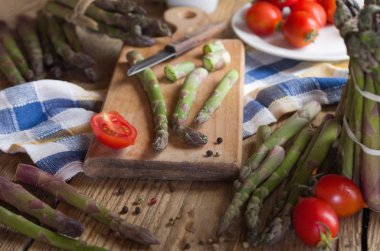 ahşap zemin üzerinde kuşkonmaz