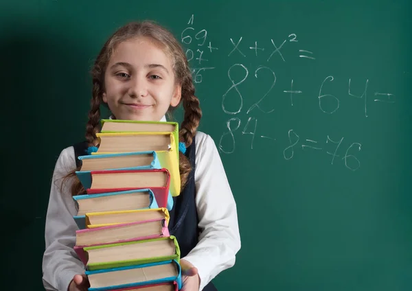 Schoolgirl Met Een Boek Achtergrond Van Het Schoolbestuur — Stockfoto