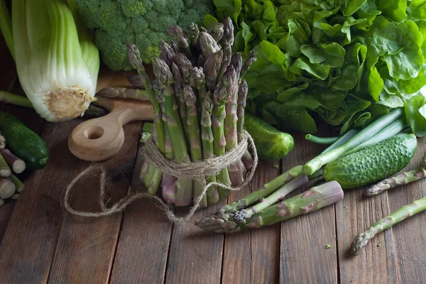 Legumes Verdes Frescos Mesa Madeira — Fotografia de Stock